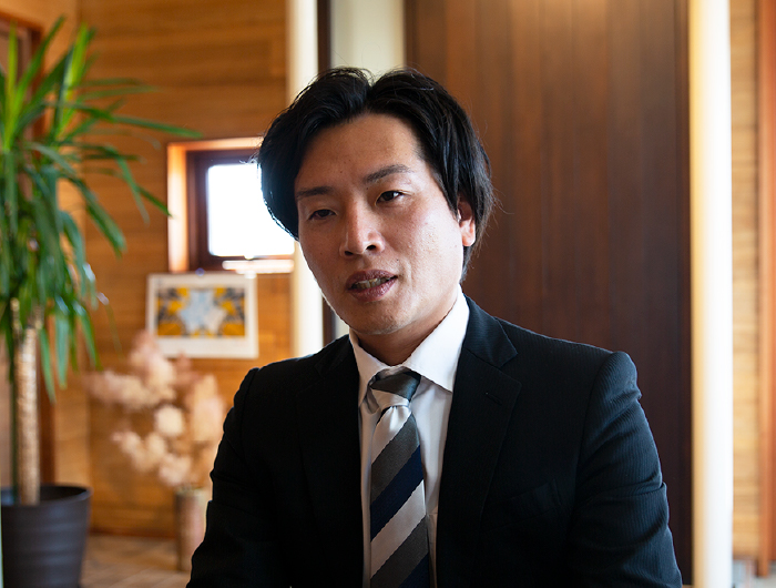 代表取締役　朝日 信